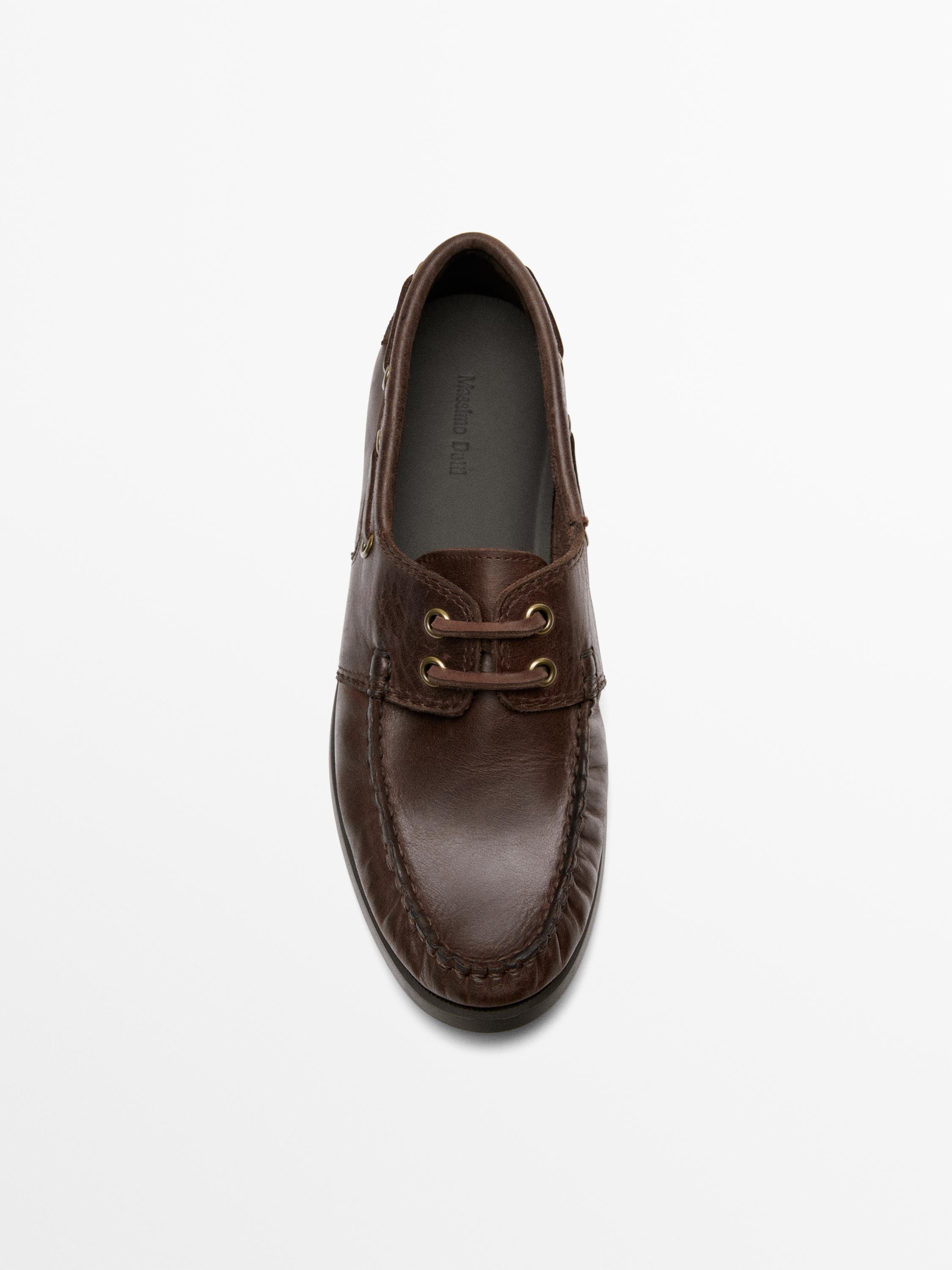 Chaussures bateau en cuir huilé